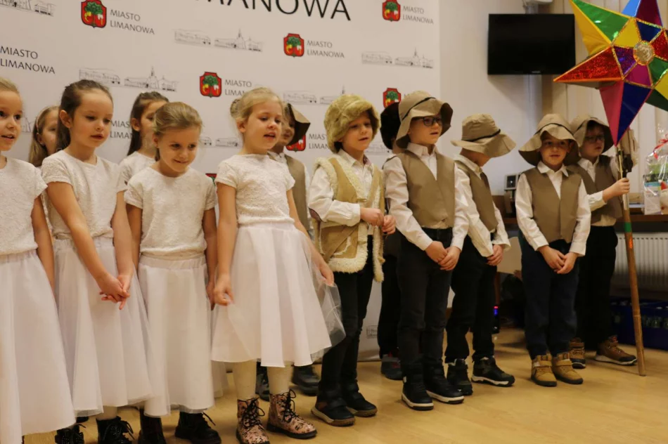 Przedszkolaki kolędowały w Urzędzie Miasta - zdjęcie 8
