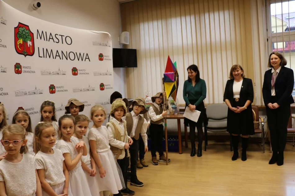 Przedszkolaki kolędowały w Urzędzie Miasta - zdjęcie 11