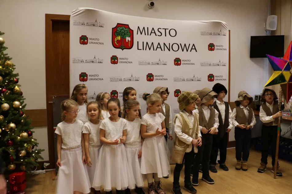 Przedszkolaki kolędowały w Urzędzie Miasta - zdjęcie 12