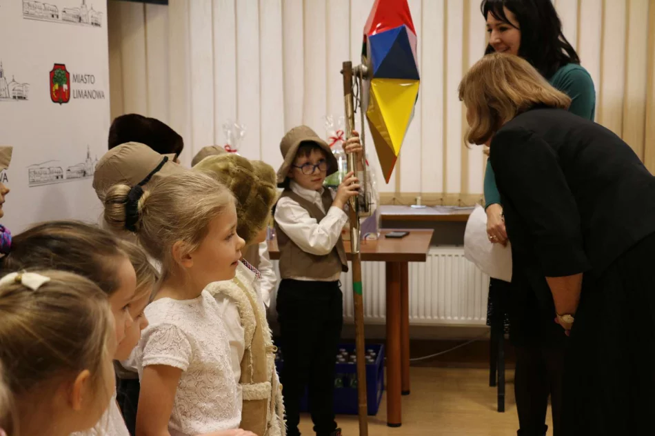 Przedszkolaki kolędowały w Urzędzie Miasta - zdjęcie 13