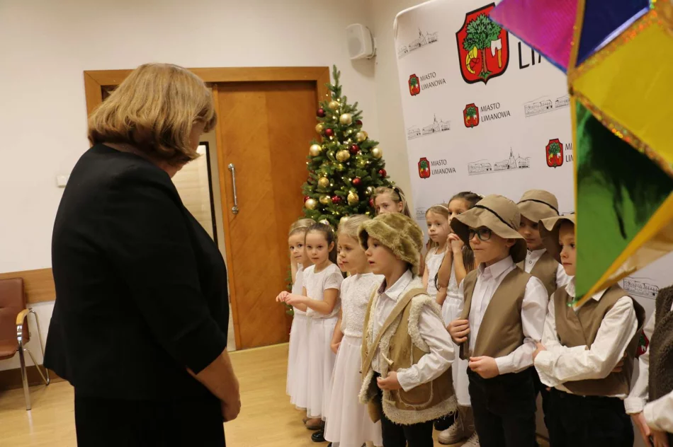 Przedszkolaki kolędowały w Urzędzie Miasta - zdjęcie 14