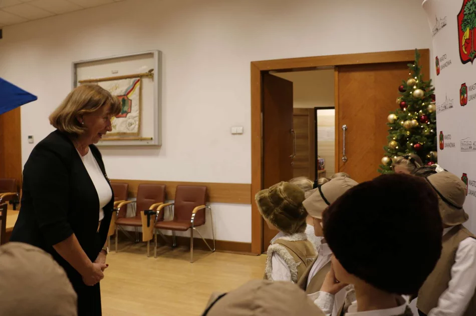 Przedszkolaki kolędowały w Urzędzie Miasta - zdjęcie 15