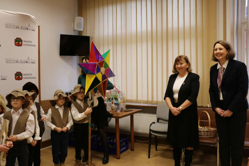 Przedszkolaki kolędowały w Urzędzie Miasta - zdjęcie 16