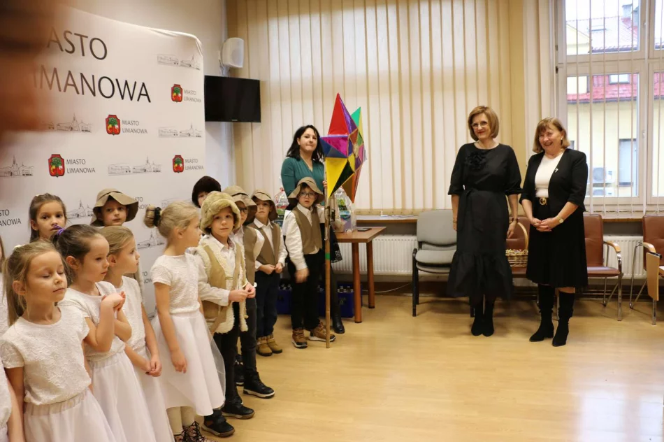 Przedszkolaki kolędowały w Urzędzie Miasta - zdjęcie 17