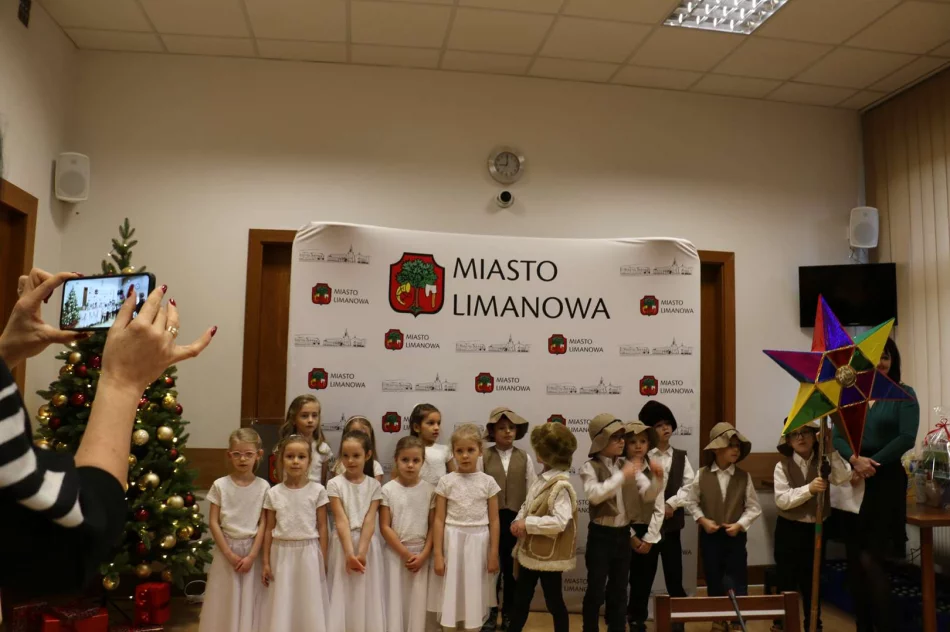Przedszkolaki kolędowały w Urzędzie Miasta - zdjęcie 18