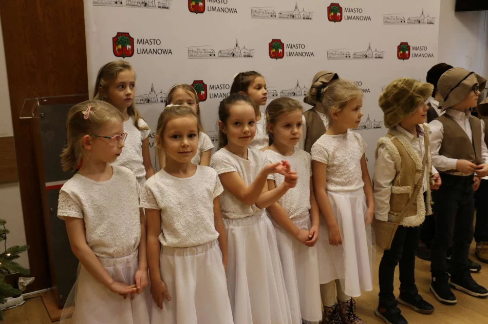 Przedszkolaki kolędowały w Urzędzie Miasta - zdjęcie 19
