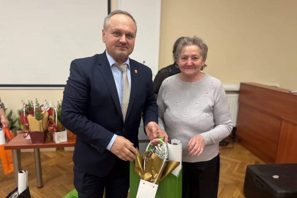 Przedświąteczne spotkanie z emerytowanymi pracownikami urzędu - zdjęcie 4