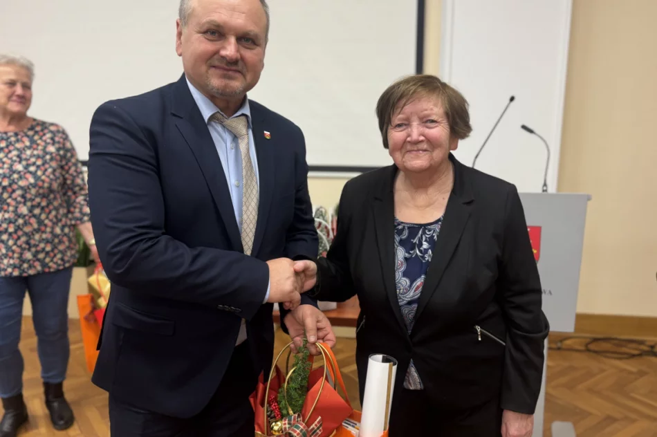 Przedświąteczne spotkanie z emerytowanymi pracownikami urzędu - zdjęcie 6