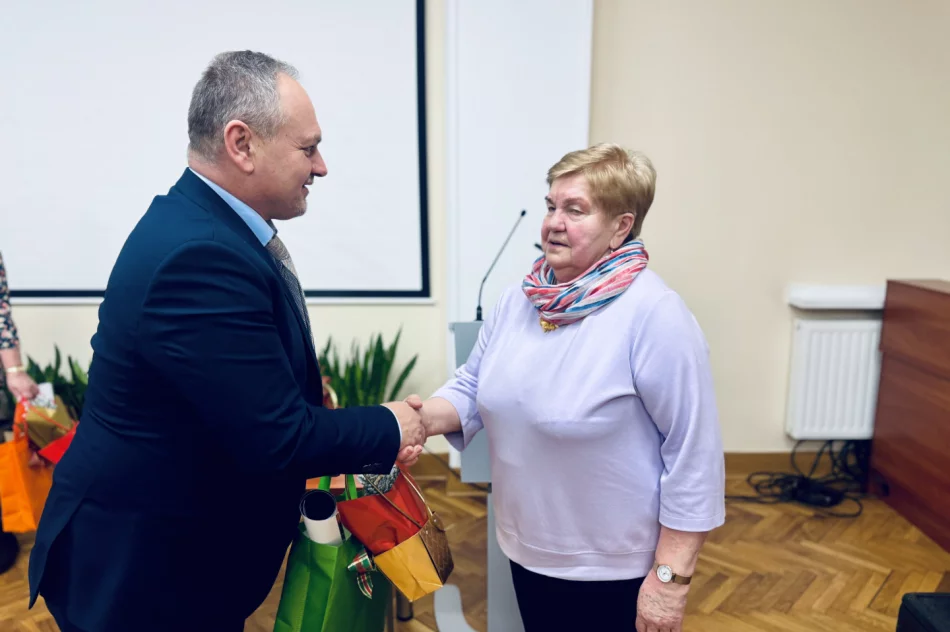 Przedświąteczne spotkanie z emerytowanymi pracownikami urzędu - zdjęcie 11