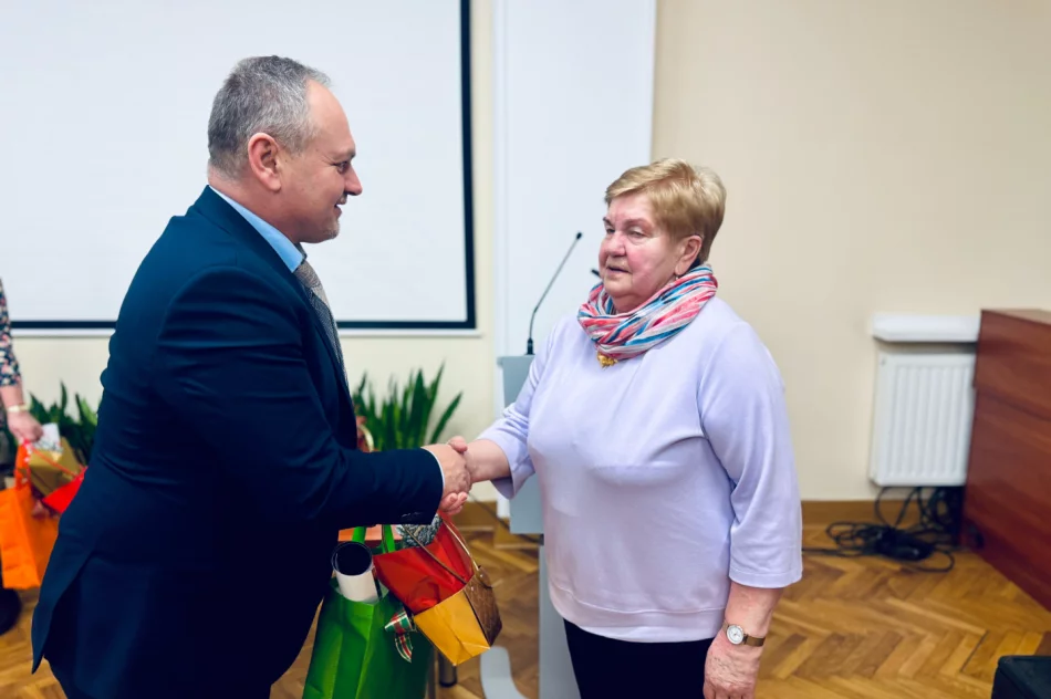 Świąteczne spotkanie z emerytowanymi urzędnikami - zdjęcie 14