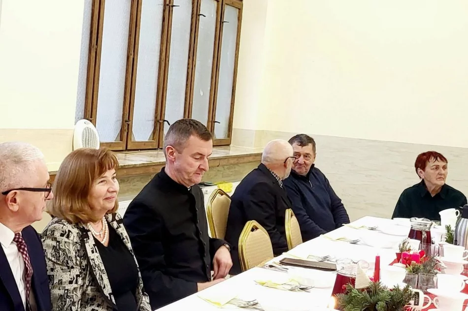 22 grudnia odbyła się Wigilia dla osób starszych i samotnych w parafii w Limanowej-Sowlinach - zdjęcie 7