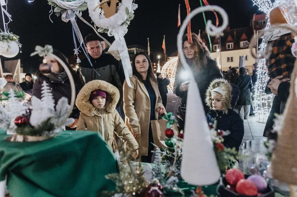 ​Kiermasz Bożonarodzeniowy na limanowskim rynku (ZDJĘCIA) - zdjęcie 15
