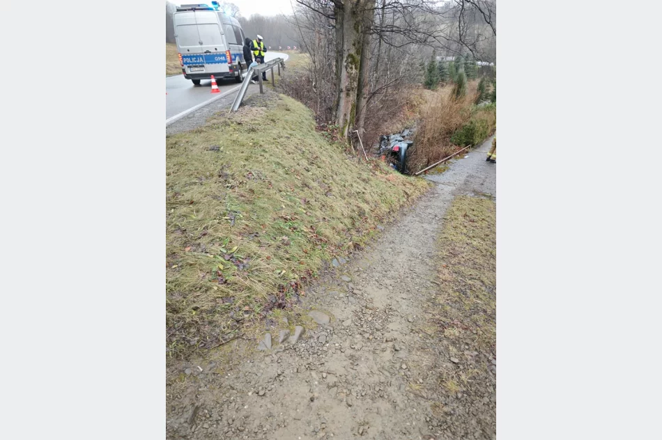 S​amochód w rowie po utracie panowania - zdjęcie 2