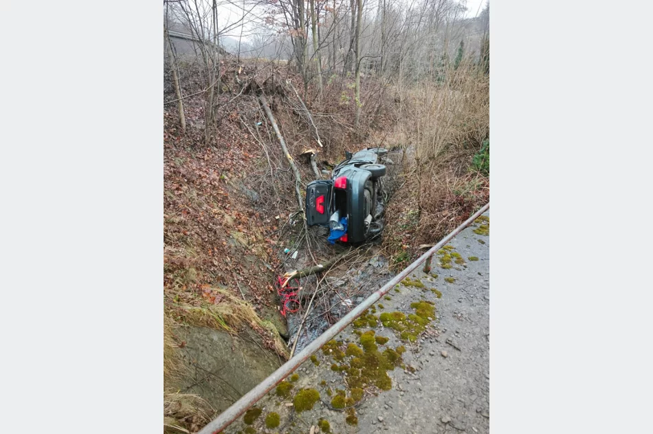 S​amochód w rowie po utracie panowania - zdjęcie 3