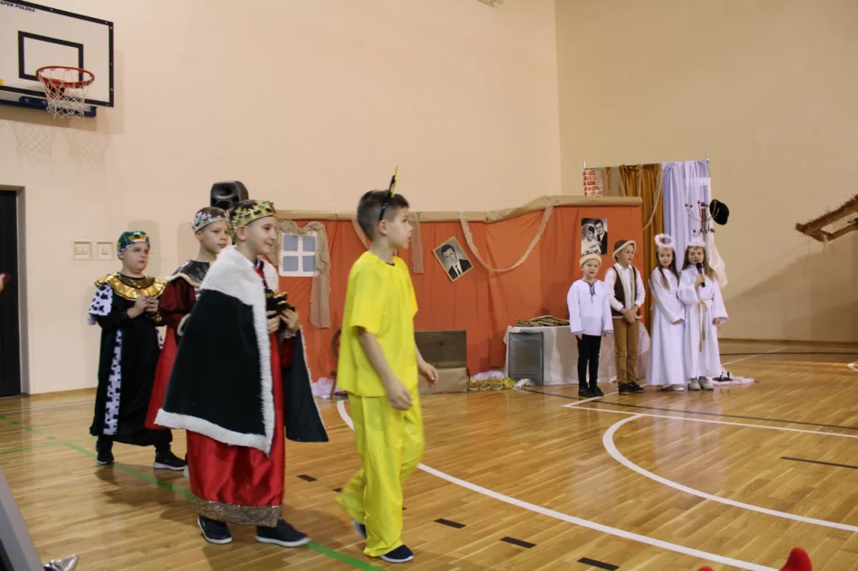 ​Jasełka „Na strychu”  (ZDJĘCIA) - zdjęcie 17