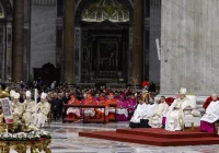 Papież podczas pasterki w Watykanie: trzeba znaleźć utraconą nadzieję na cierpiącej Ziemi - zdjęcie główne