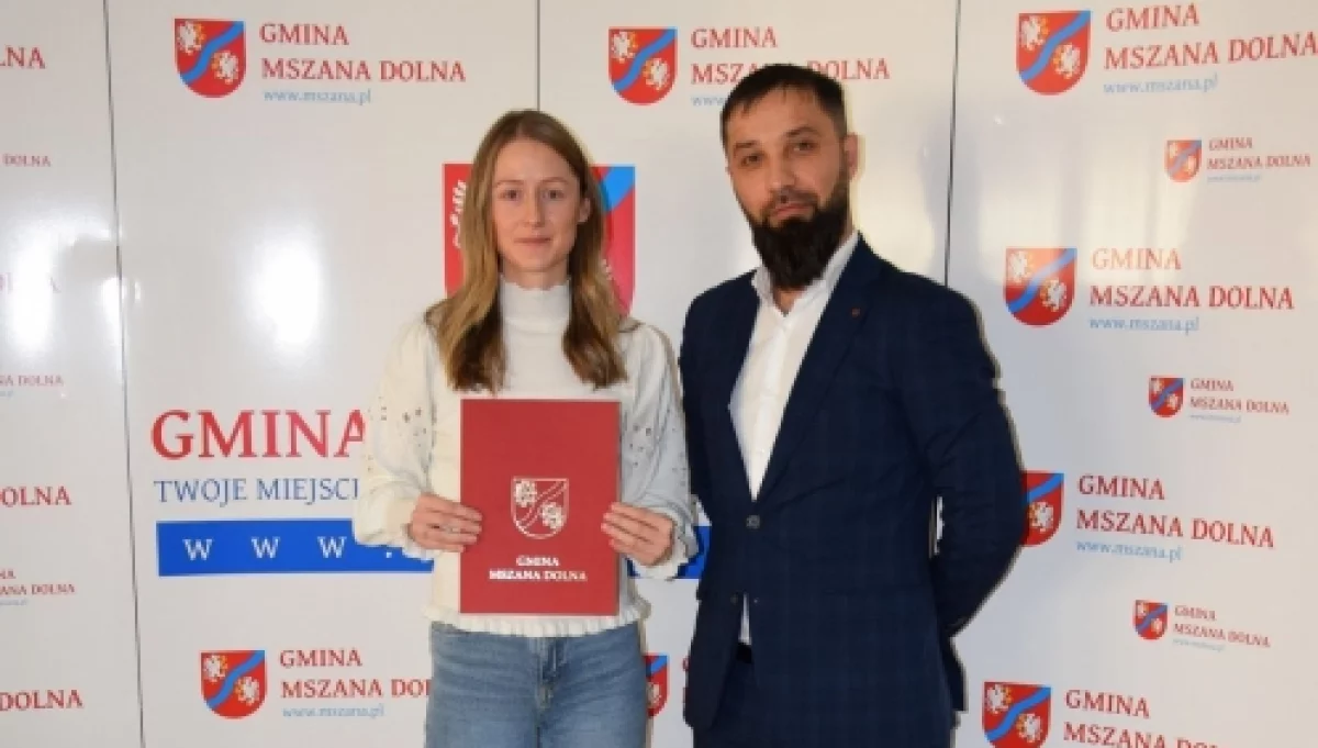 Weronika Kaleta nagrodzona przez samorząd/fot.: UG Mszana Dolna