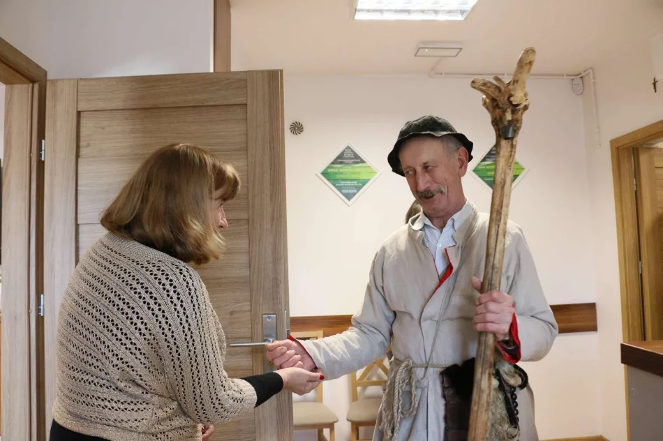 Kolędnicy z Zespołu Regionalnego „Starowiejski Hyr” w Urzędzie Miasta Limanowa - zdjęcie 4