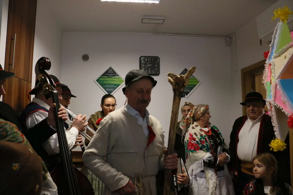 Kolędnicy z Zespołu Regionalnego „Starowiejski Hyr” w Urzędzie Miasta Limanowa - zdjęcie 6