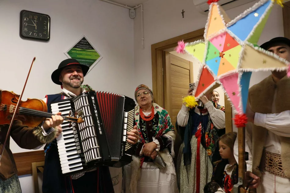 Kolędnicy z Zespołu Regionalnego „Starowiejski Hyr” w Urzędzie Miasta Limanowa - zdjęcie 9
