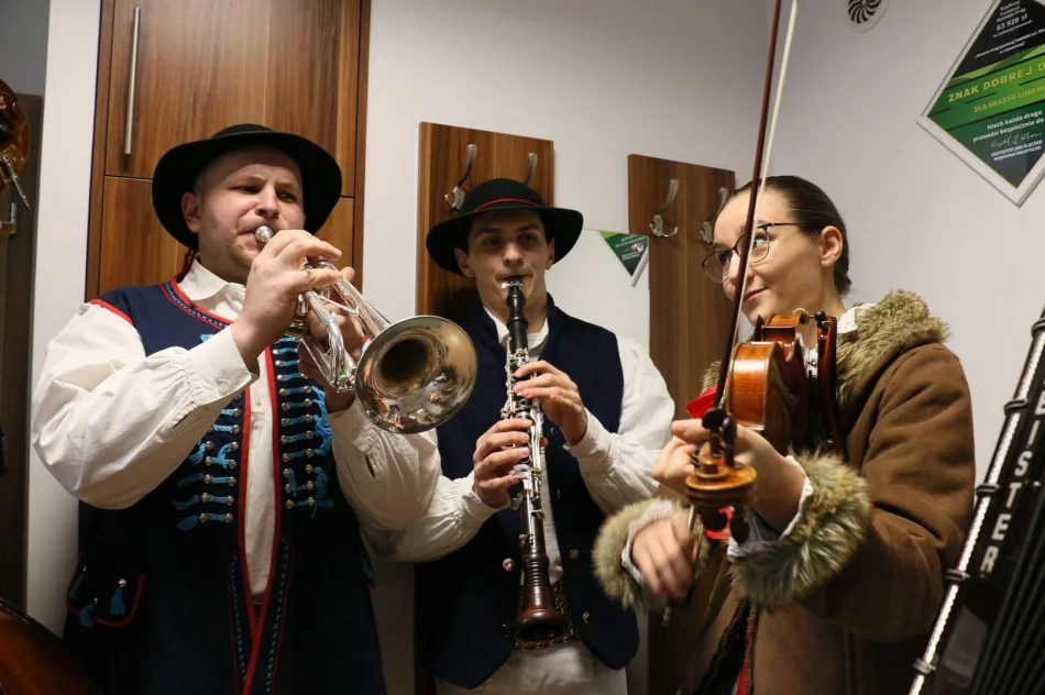 Kolędnicy z Zespołu Regionalnego „Starowiejski Hyr” w Urzędzie Miasta Limanowa - zdjęcie 15