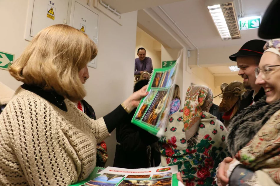 Kolędnicy z Zespołu Regionalnego „Starowiejski Hyr” w Urzędzie Miasta Limanowa - zdjęcie 20