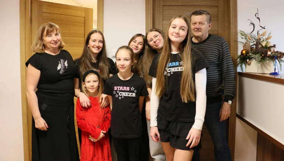 Cheerleaderki z zespołu STARS CHEER z wizytą u Burmistrz Miasta Limanowa - zdjęcie 1