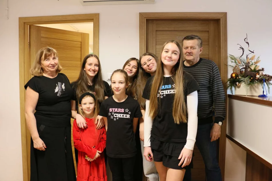 Cheerleaderki z zespołu STARS CHEER z wizytą u Burmistrz Miasta Limanowa - zdjęcie 2