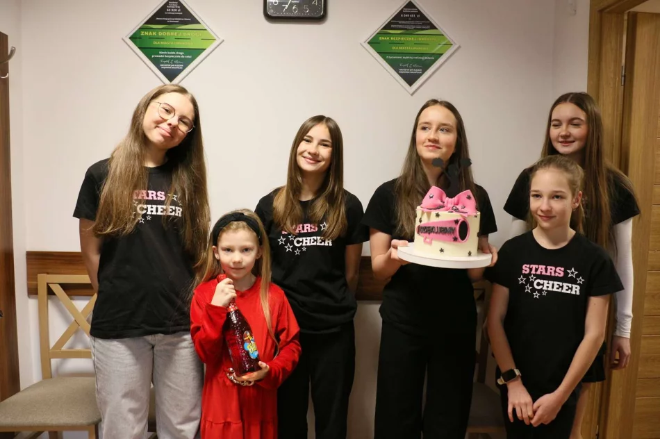 Cheerleaderki z zespołu STARS CHEER z wizytą u Burmistrz Miasta Limanowa - zdjęcie 3