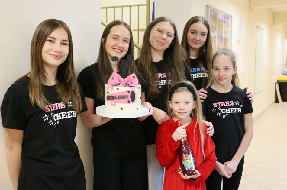 Cheerleaderki z zespołu STARS CHEER z wizytą u Burmistrz Miasta Limanowa - zdjęcie 5