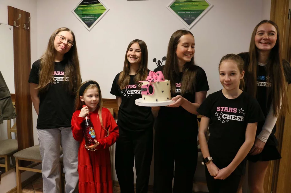 Cheerleaderki z zespołu STARS CHEER z wizytą u Burmistrz Miasta Limanowa - zdjęcie 6