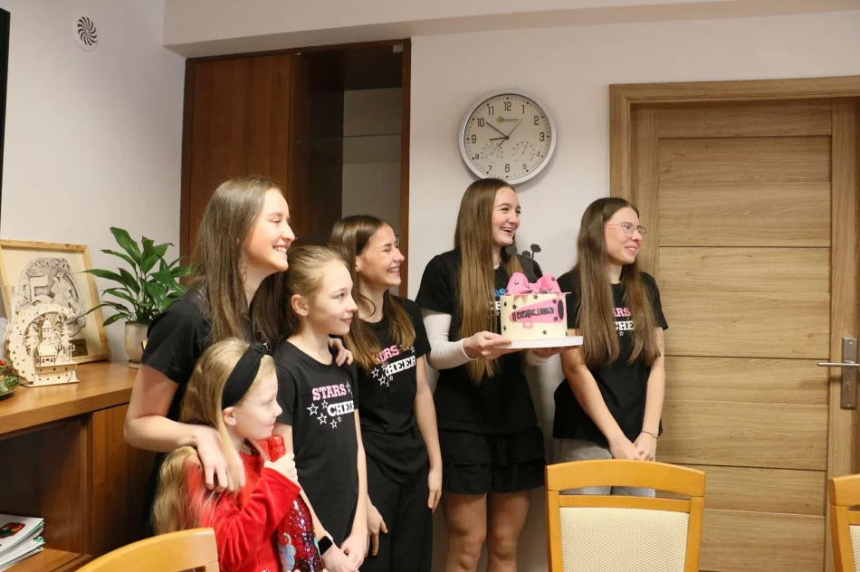 Cheerleaderki z zespołu STARS CHEER z wizytą u Burmistrz Miasta Limanowa - zdjęcie 10