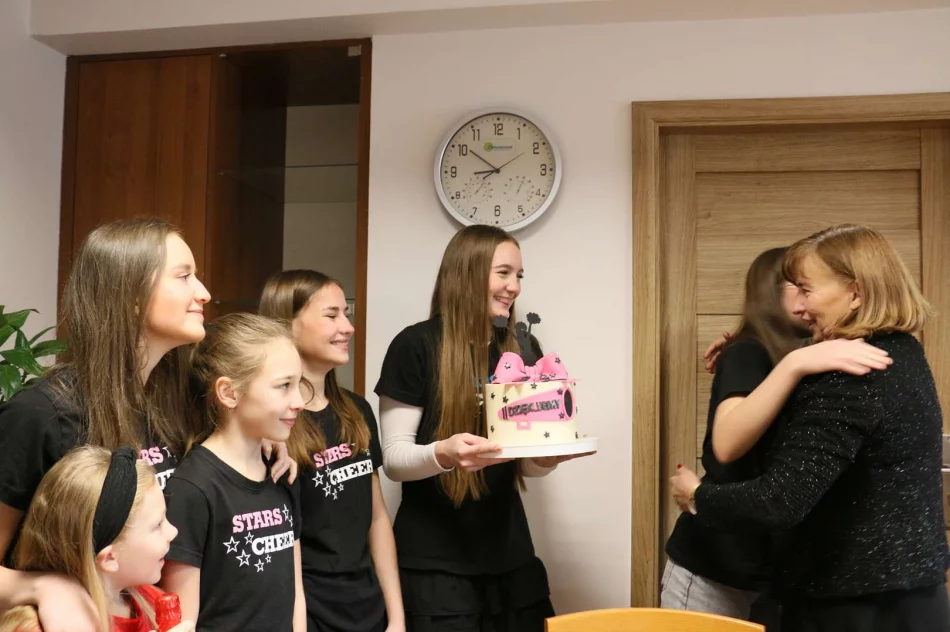 Cheerleaderki z zespołu STARS CHEER z wizytą u Burmistrz Miasta Limanowa - zdjęcie 11