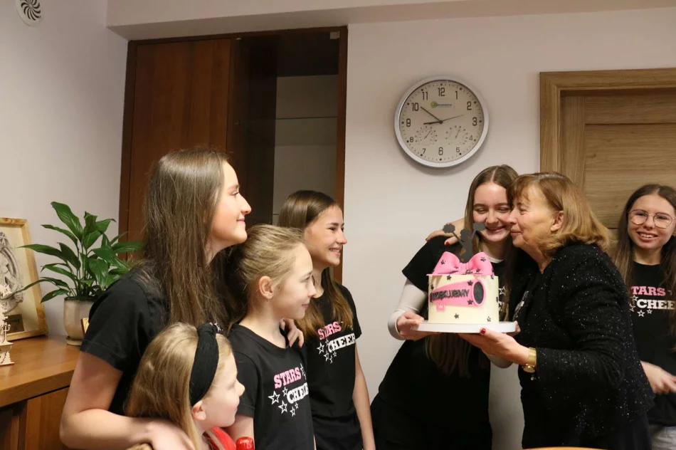Cheerleaderki z zespołu STARS CHEER z wizytą u Burmistrz Miasta Limanowa - zdjęcie 12