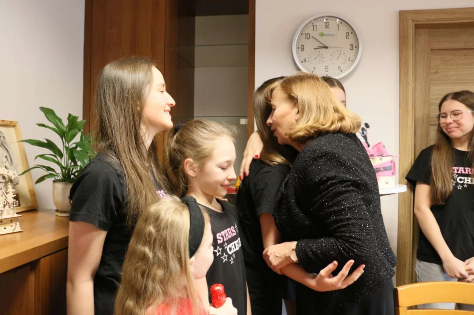 Cheerleaderki z zespołu STARS CHEER z wizytą u Burmistrz Miasta Limanowa - zdjęcie 13