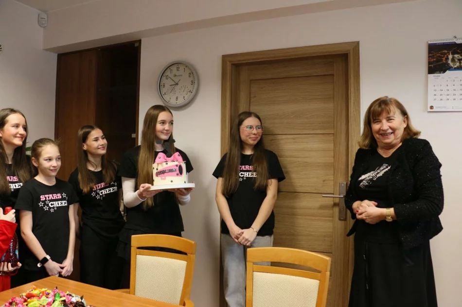 Cheerleaderki z zespołu STARS CHEER z wizytą u Burmistrz Miasta Limanowa - zdjęcie 14