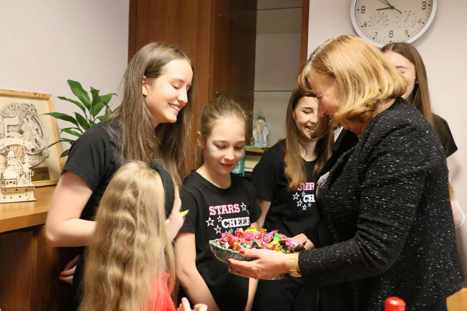 Cheerleaderki z zespołu STARS CHEER z wizytą u Burmistrz Miasta Limanowa - zdjęcie 18