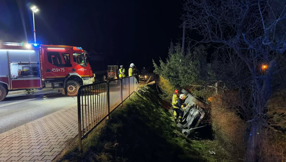 Zderzenie auta z ciągnikiem na DK 28 w Dobrej - zdjęcie 1