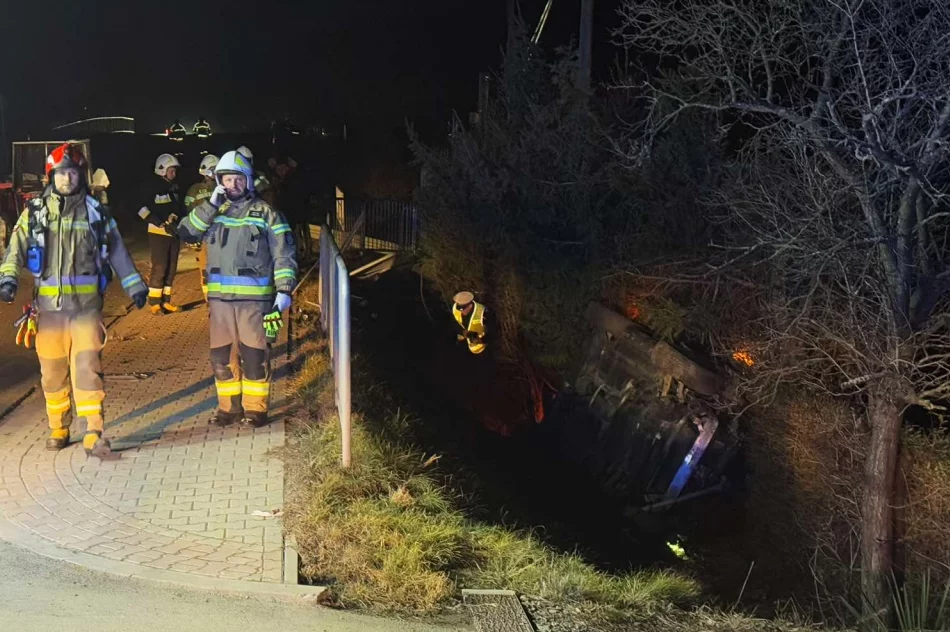 Zderzenie auta z ciągnikiem na DK 28 w Dobrej - zdjęcie 3