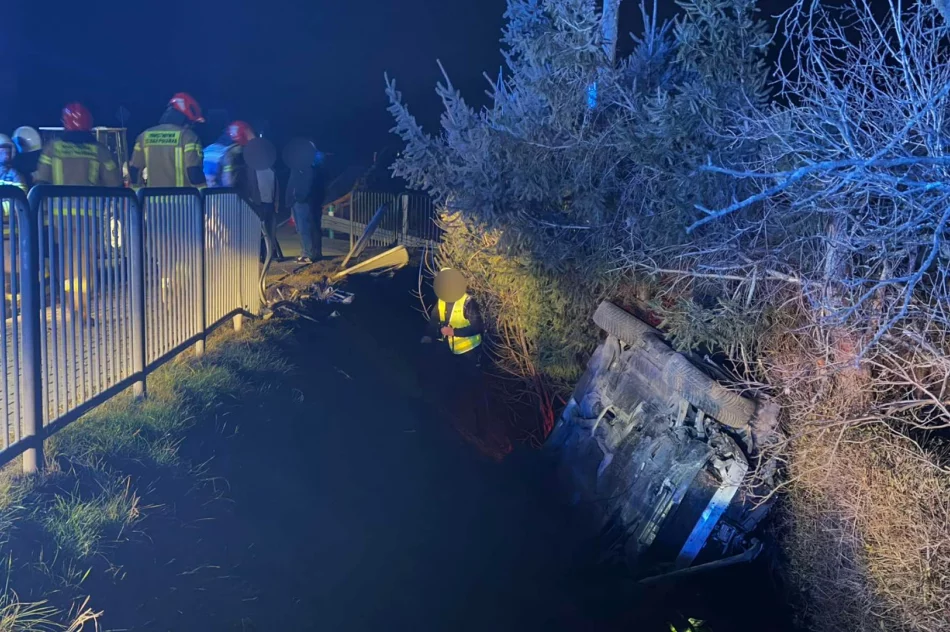 Zderzenie auta z ciągnikiem na DK 28 w Dobrej - zdjęcie 4