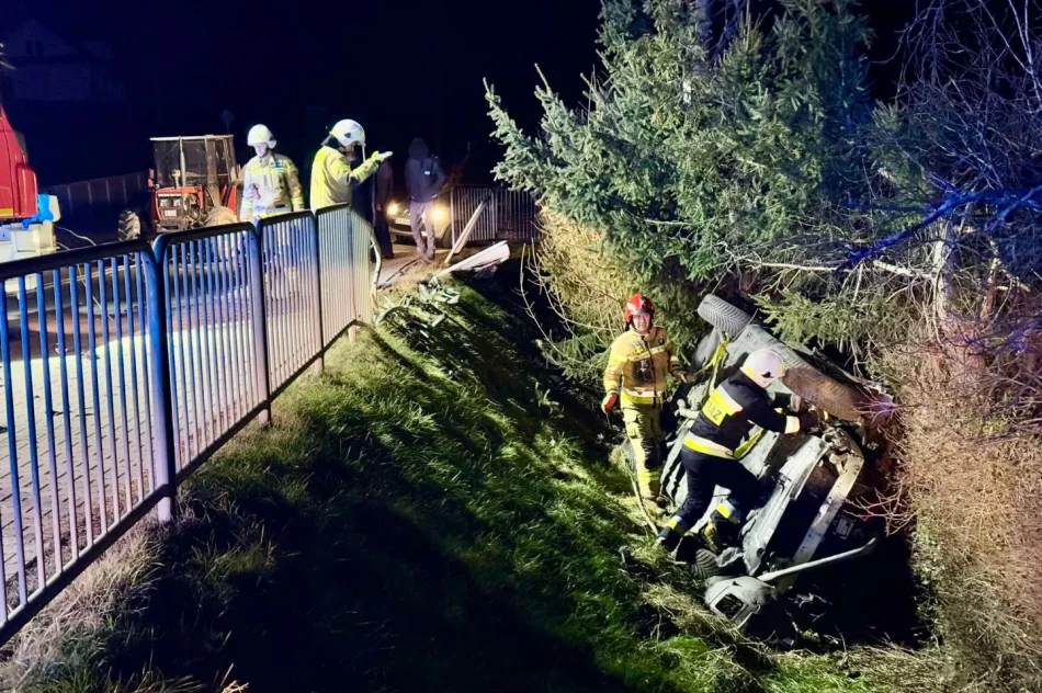 Zderzenie auta z ciągnikiem na DK 28 w Dobrej - zdjęcie 5