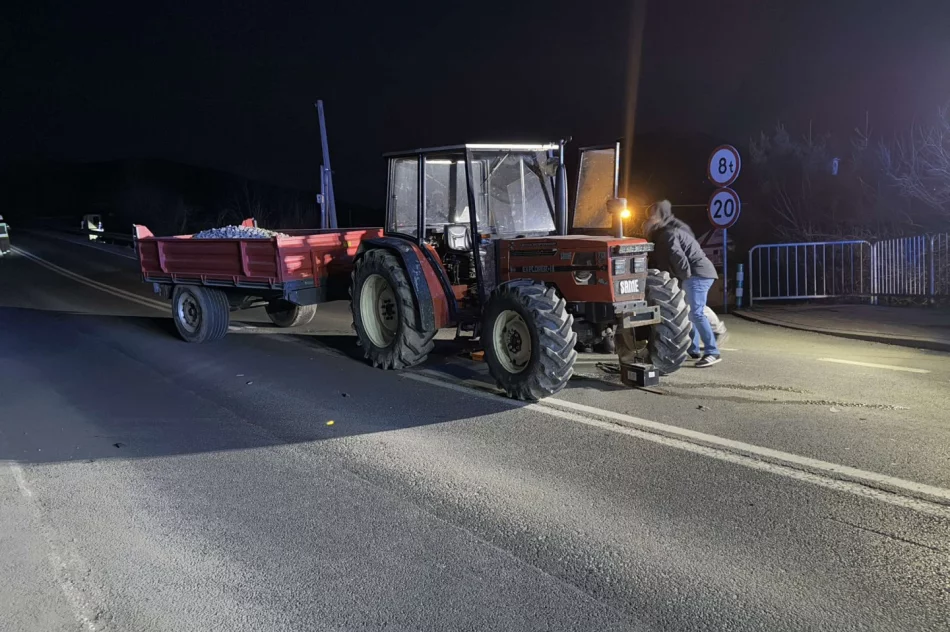 Zderzenie auta z ciągnikiem na DK 28 w Dobrej - zdjęcie 11