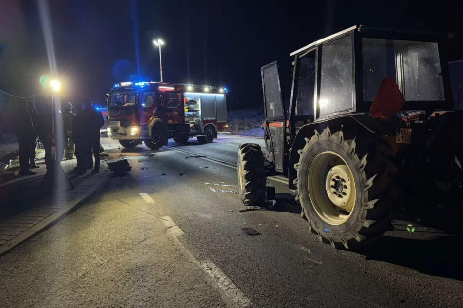 Zderzenie auta z ciągnikiem na DK 28 w Dobrej - zdjęcie 12