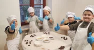 Świąteczna przygoda uczniów w fabryce czekolady - zdjęcie 2