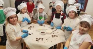 Świąteczna przygoda uczniów w fabryce czekolady - zdjęcie 3