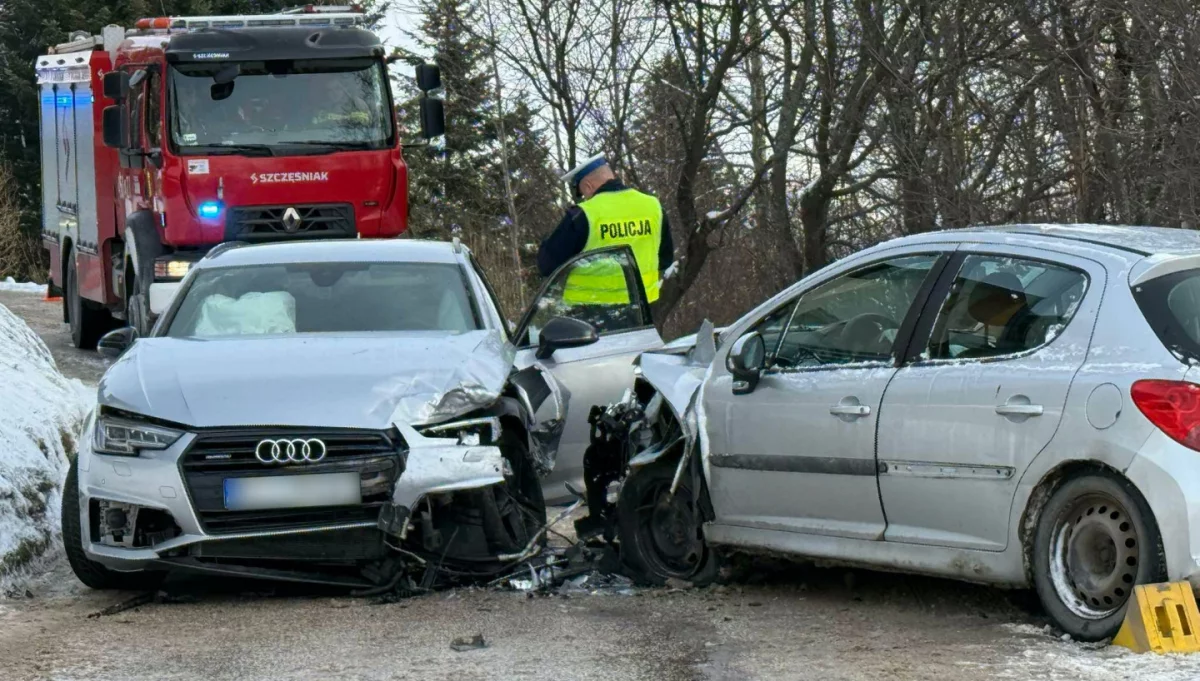 Dwie osoby poszkodowane, droga zablokowana