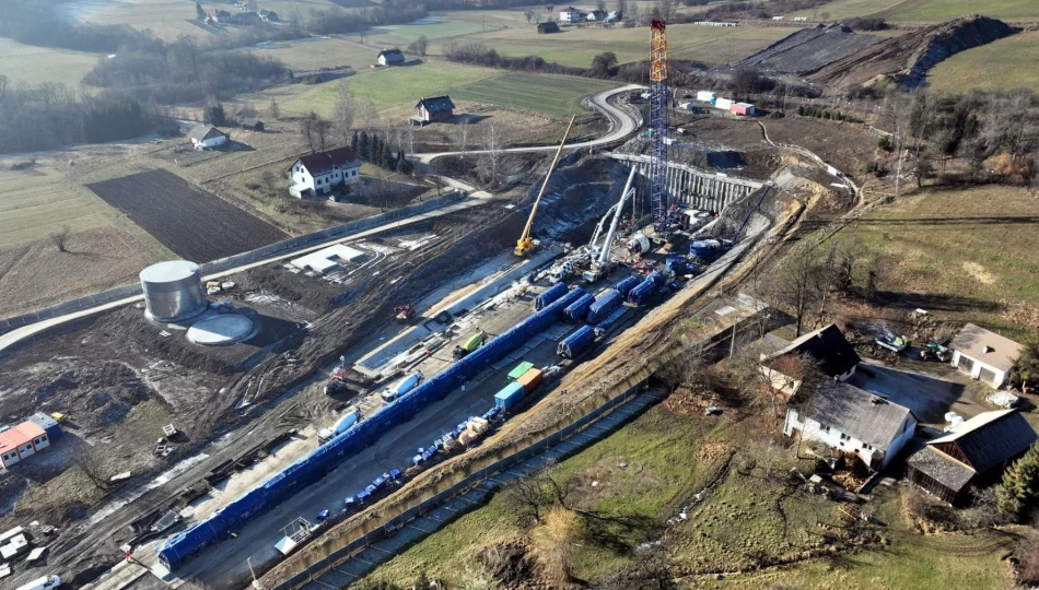 Tak wygląda TBM na placu budowy (ZDJĘCIA) - zdjęcie 1