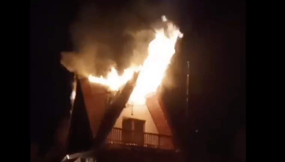 Płonie budynek mieszkalny: 13 zastępów w akcji, 1 osoba poszkodowana - zdjęcie 1