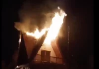 Płonie budynek mieszkalny: 13 zastępów w akcji, 1 osoba poszkodowana - zdjęcie główne