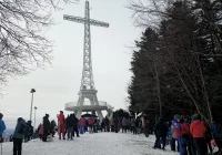 Złaz turystyczny w zimowej scenerii - zdjęcie główne